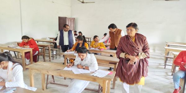 पूर्वांचल विश्वविद्यालय की कुलपति ने किया सेमेस्टर परीक्षाओं का निरीक्षण