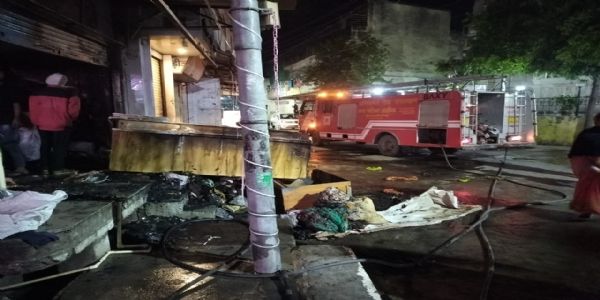 आसींद में आगजनी, अज्ञात युवक ने ज्वलनशील पदार्थ छिड़ककर कार सहित 10 से अधिक दुकानों को किया राख
