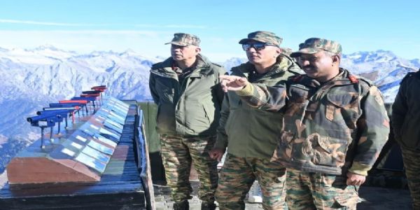 उत्तरी सेना कमांडर ने उत्तरी कश्मीर में घुसपैठ रोधी ग्रिड की समीक्षा की