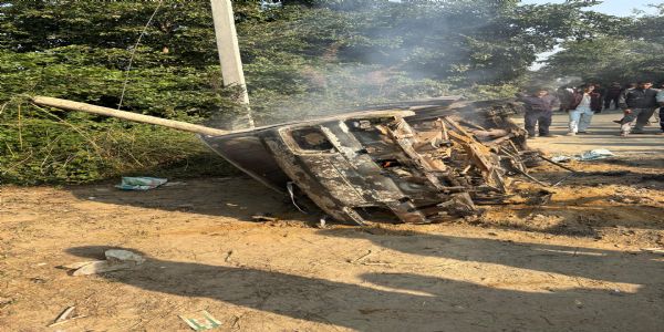 छात्र छात्राओं से भरी स्कूल वैन में आग लगी,बच्चों ने कूद कर बचाई जान