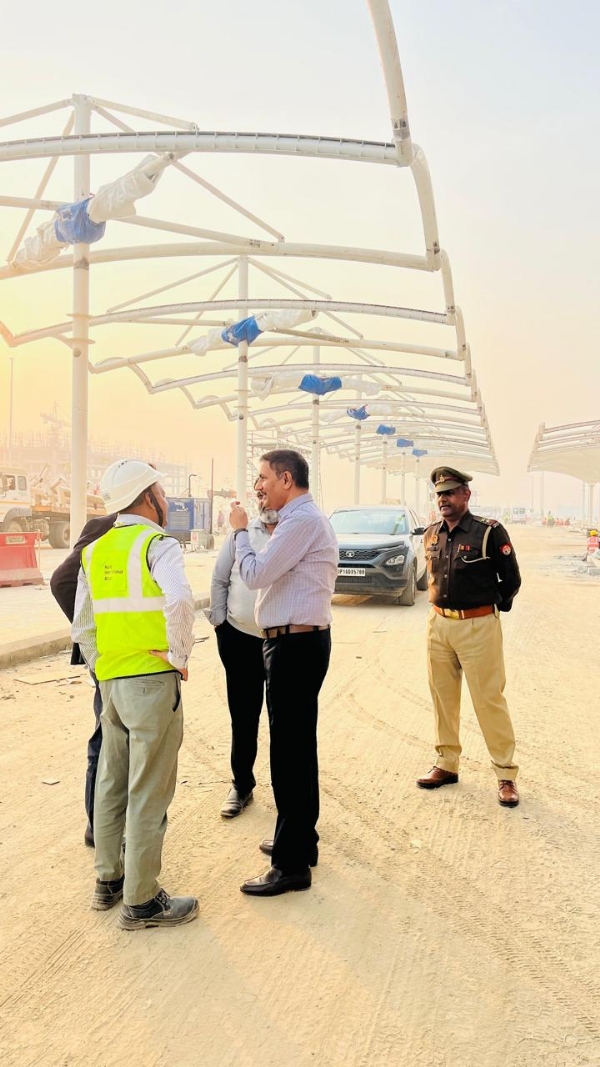 यमुना विकास प्राधिकरण के सीईओ ने नोएडा इंटरनेशनल एयरपोर्ट के कार्यों की समीक्षा की