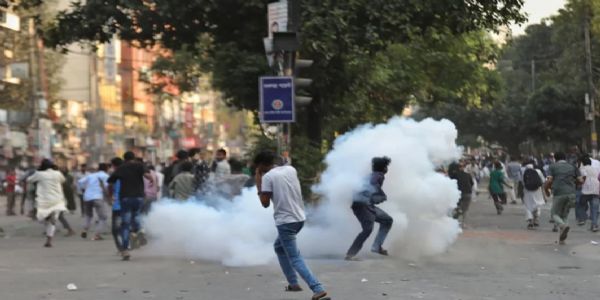 ढाका में सोमवार को अपदस्थ प्रधानमंत्री शेख हसीना को मौत की सजा का फैसला सुनाए जाने के बाद प्रदर्शनकारियों ने दो बुलडोजरों के साथ धानमंडी 32 के बैरिकेड वाले प्रवेश द्वार की ओर बढ़ने का प्रयास किया। उन्हें रोकने के लिए पुलिस को आंसू गैस के गोले दागने पड़े। फोटो - ढाका ट्रिब्यून ढाका में सोमवार को अपदस्थ प्रधानमंत्री शेख हसीना को मौत की सजा का फैसला सुनाए जाने के बाद प्रदर्शनकारियों ने दो बुलडोजरों के साथ धानमंडी 32 के बैरिकेड वाले प्रवेश द्वार की ओर बढ़ने का प्रयास किया। उन्हें रोकने के लिए पुलिस को आंसू गैस के गोले दागने पड़े। फोटो - ढाका ट्रिब्यून