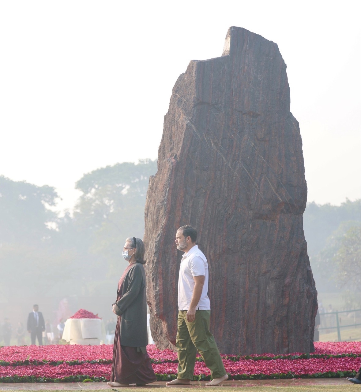 कांग्रेस अध्यक्ष मल्लिकार्जुन खरगे, कांग्रेस संसदीय दल की अध्यक्ष सोनिया गांधी तथा लोकसभा में विपक्ष के नेता राहुल गांधी शक्ति स्थल पहुंचे।