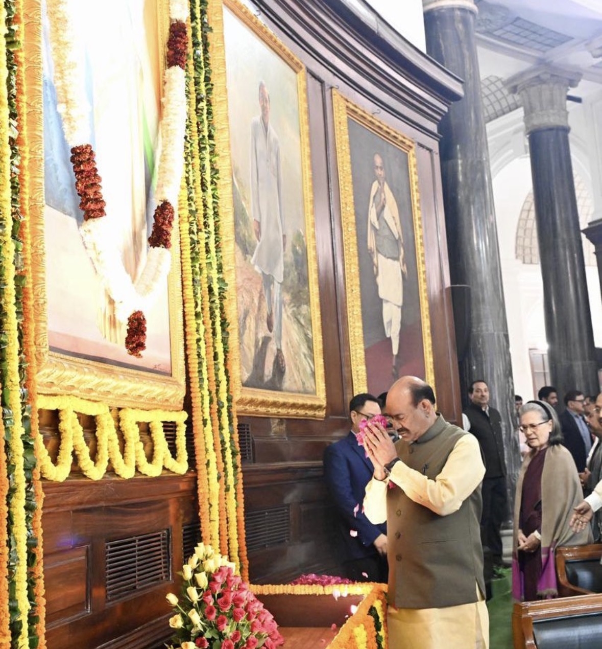 लोकसभा अध्यक्ष ने इंदिरा गांधी की जयंती पर दी श्रद्धांजलि लोकसभा अध्यक्ष ने इंदिरा गांधी की जयंती पर दी श्रद्धांजलि