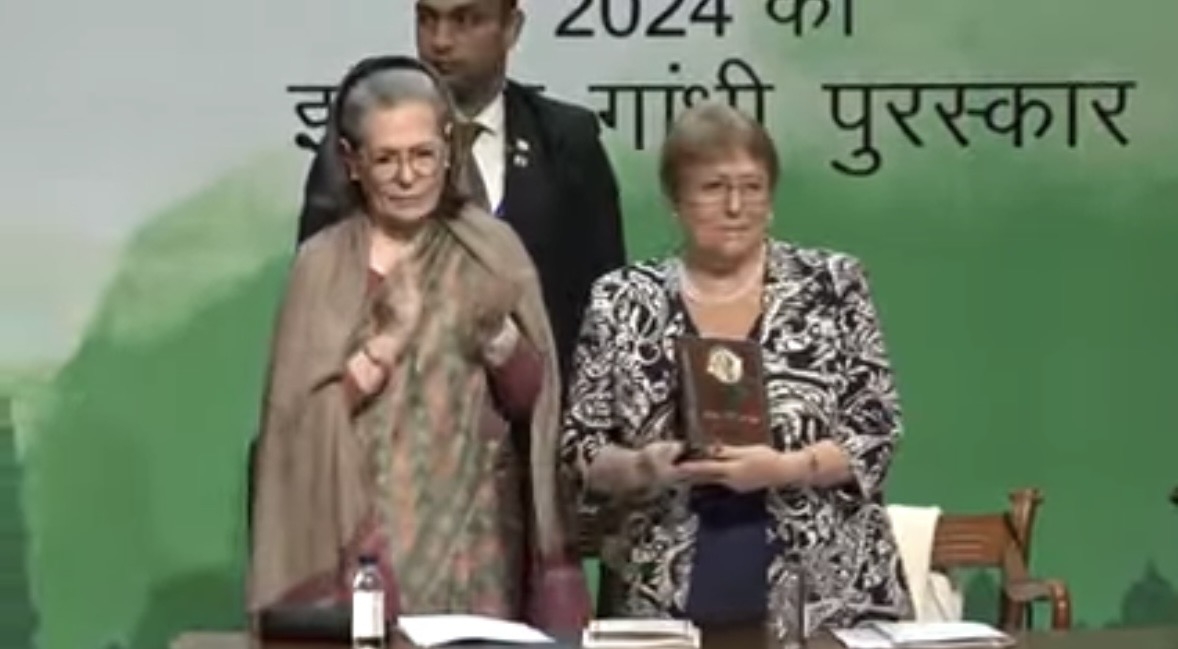 सोनिया गांधी ने मिशेल बेचेलेट को इंदिरा गांधी शांति, निरस्त्रीकरण और विकास पुरस्कार दिया