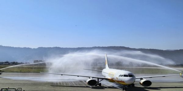 पोखरा विमानस्थल पर पहुंचे भूटान एयरलाइंस का वाटर केनन से स्वागत
