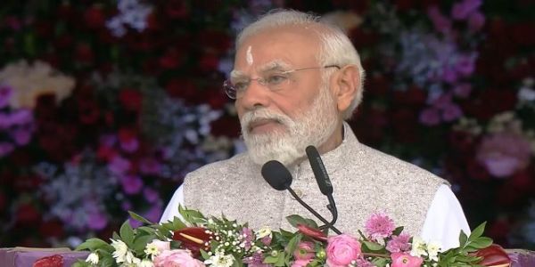 प्रधानमंत्री नरेन्द्र मोदी बुधवार को पुट्टापर्थी में श्री सत्य साईं बाबा के शताब्दी समारोह को संबोधित करते हुए प्रधानमंत्री नरेन्द्र मोदी बुधवार को पुट्टापर्थी में श्री सत्य साईं बाबा के शताब्दी समारोह को संबोधित करते हुए