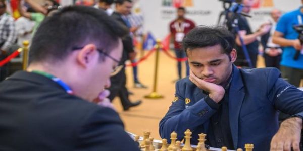 अर्जुन एरिगैसी और चीन के वेई यी अर्जुन एरिगैसी और चीन के वेई यी