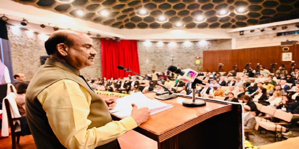 लोकसभा अध्यक्ष संबोधन देते हुए लोकसभा अध्यक्ष संबोधन देते हुए