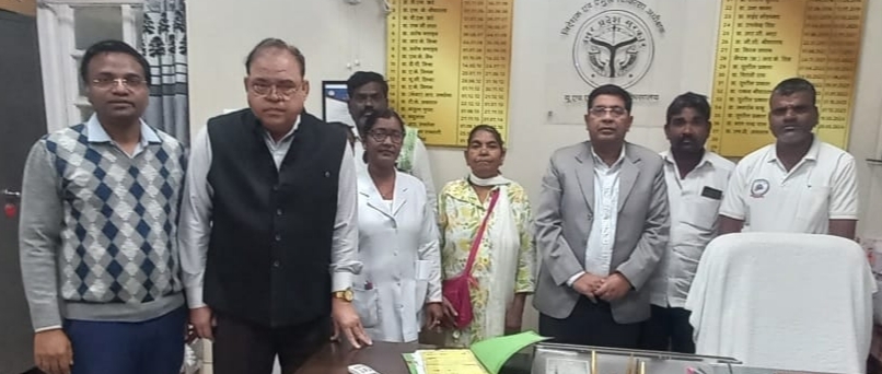 अस्पताल स्टाफ के साथ बुजुर्ग भारत अम्मा यादव