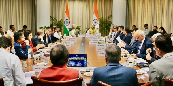 वित्तीय सेवाओं और बीमा क्षेत्र के विशेषज्ञों के साथ निर्मला सीतारमण