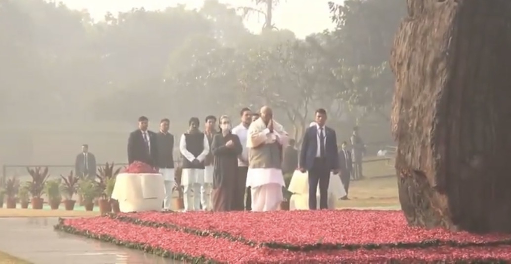 कांग्रेस अध्यक्ष मल्लिकार्जुन खरगे, कांग्रेस संसदीय दल की अध्यक्ष सोनिया गांधी तथा लोकसभा में विपक्ष के नेता राहुल गांधी शक्ति स्थल पहुंचे।