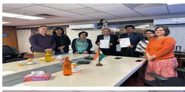 समझौता ज्ञापन पर हस्ताक्षर के बाद दोनों संस्थाओं के अधिकारी समझौता ज्ञापन पर हस्ताक्षर के बाद दोनों संस्थाओं के अधिकारी