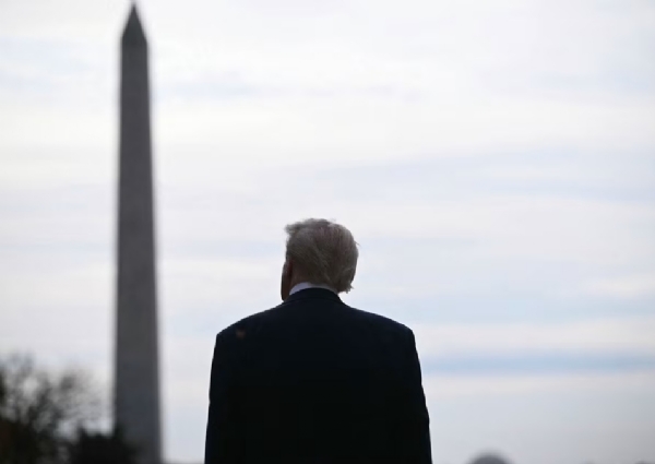 राष्ट्रपति डोनाल्ड ट्रंप आसमान को निहारते हुए। फोटो - इंटरनेट मीडिया