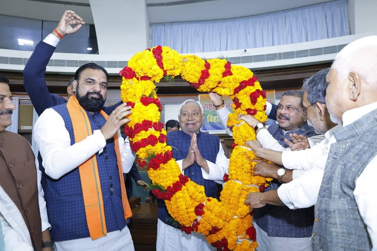 एनडीए के विधायक दल के नेता चुने जाने के बाद नीतीश कुमार को फूल मालाओं से लादते हुए सदस्य। साथ में केंद्रीय मंत्री धर्मेंद्र प्रधान और अन्य
