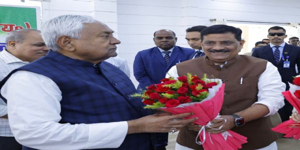 नीतीश कुमार को विधायक दल का नेता चुने जाने पर संजय झा उनको सम्मानित करते हुए