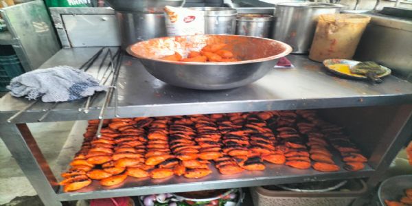 मोमोज में फूड कलर का किया जा रहा था उपयोग:फूड सेफ्टी टीम ने करवाए 300 मोमोज नष्ट