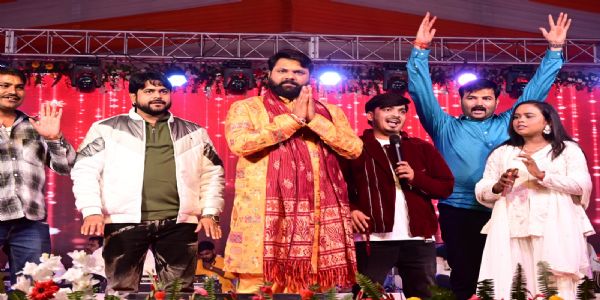 भोजपुरी गायक समर सिंह व शिल्पी राज के गीतों पर झूमते रहे दर्शक