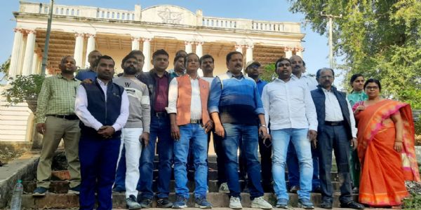 सेवा नवीकरण को लेकर अतिथि शिक्षकों की आपात बैठक