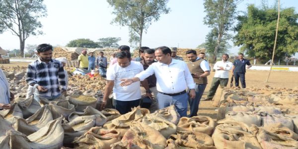 रायपुर : कलेक्टर पहुंचे धान खरीद केन्द्र, जांची केन्द्र की व्यवस्था