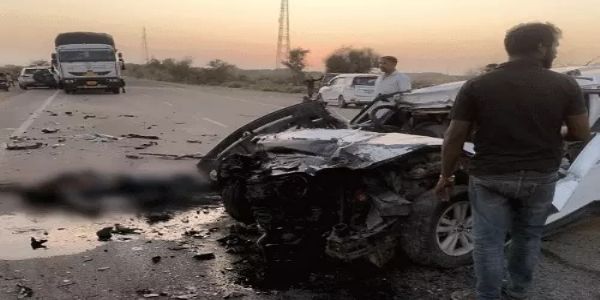 डंपर से भिड़ी कार, दो युवकों की मौत