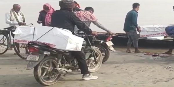 बलिया में दरोगा—सिपाहियों की शराब तस्करों से दोस्ती ,चैट - वीडियो वायरल होने पर एसपी ने सस्पेंड कर दी पूरी पुलिस चौकी