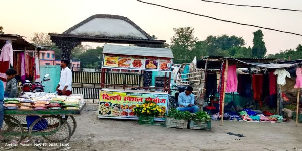 विद्यालय के मुख्य द्वार पर अतिक्रमण से परेशानी,प्रशासन मौन