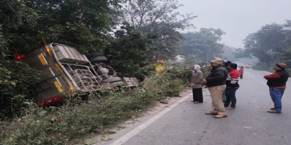 बिहार बेतिया से वाराणसी जा रही बस अनियंत्रित होकर पलटी 15 यात्री घायल
