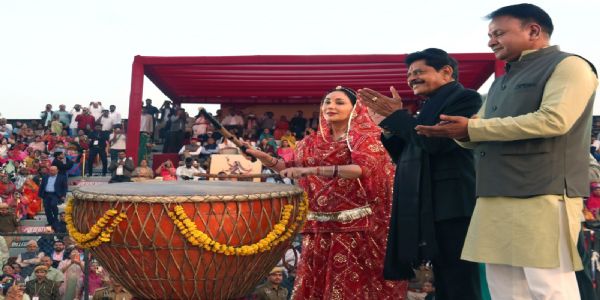 उपमुख्यमंत्री दीया कुमारी ने नगाड़ा बजा कर किया घूमर महोत्सव का आगाज