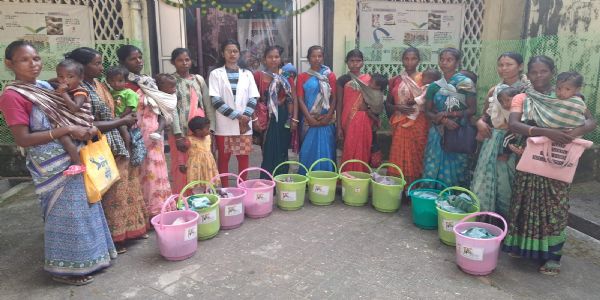 फाउंडेशन ने किया महिलाओं में स्वच्छता किट का वितरण