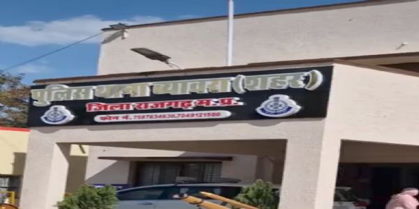 राजगढ़ः कोर्ट परिसर में गालियां देते हुए पत्नी को दी जान से मारने की धमकी, केस दर्ज