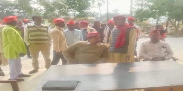 आरोपित की गिरफ्तारी व लड़की की बरामदगी की मांग को लेकर थाने पहुंचे निषाद पार्टी के कार्यकर्ता