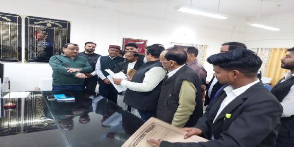 फर्रुखाबाद : शहरवासियों ने नगर मजिस्ट्रेट को सौंपा ज्ञापन, आवारा पशुओं से निजात दिलाने और अंडरपास व ट्रेन स्टापेज की मांग