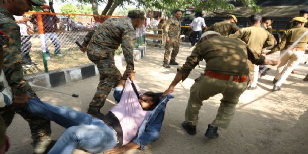 रिवैल्यूएशन फीस में हुई बढ़ोतरी को लेकर छात्र -छात्राओं का विरोध प्रदर्शन