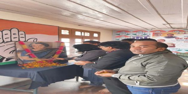 गांधी भवन में मनाया पूर्व प्रधानमंत्री स्व. इंदिरा गांधी का जन्मदिन, पुष्पांजलि की अर्पित