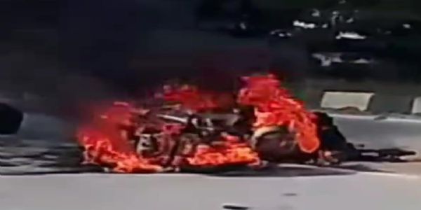 जौनपुर हाईवे पर राेडवेज बस की टक्कर से बाइक सवार घायल, धमाके के साथ बुलेट जलकर खाक