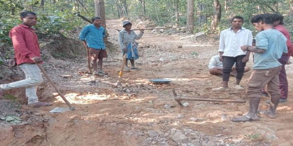 कोरबा : ग्रामीणों ने पेश की मिसाल, वर्षों से लंबित सड़क मांग पूरी करने श्रमदान से बनाया रास्ता