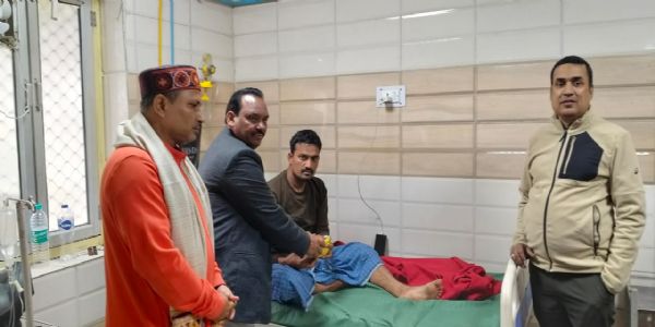 भाऊराव देवरस की जयंती पर अस्पताल में किया गया फल वितरण