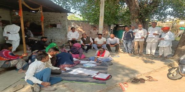 एसआईआर : तकलीफों और परेशानी के बीच डटे बीएलओ, कहीं नेटवर्क तो कही लाेग नहीं मिल रहे