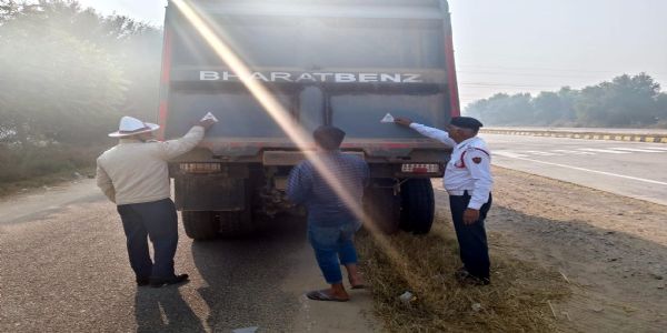 धुंध में बढ़ते खतरे से फतेहाबाद पुलिस ने चलाया रिफ्लेक्टर अभियान