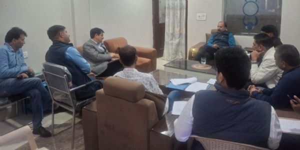 क्षतिग्रस्त सड़कों और जलापूर्ति शिकायतों पर बिश्नाह में आपात बैठक