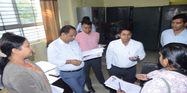 रायपुर : एसआईआर प्रक्रिया को शत् प्रतिशत पूर्ण करने मिशन मोड पर प्रशासन, बीएलओ के साथ कलेक्टर भी घूमे घर-घर