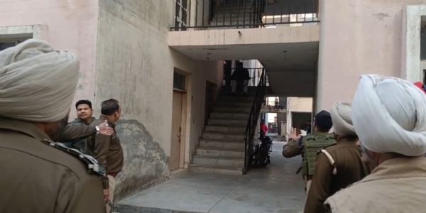 गुरदासपुर में जेल के गार्ड ने पत्नी व सास की हत्या कर की आत्महत्या