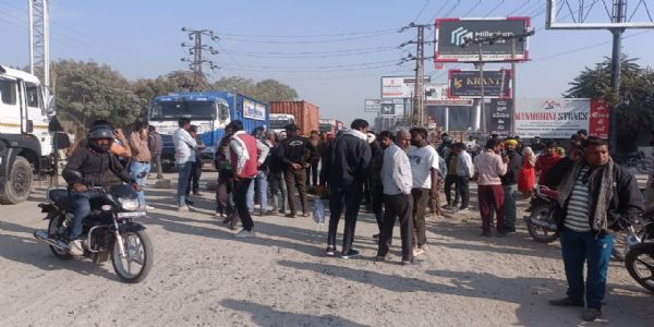 ट्रेलर की चपेट में आने से बाइक सवार की मौत