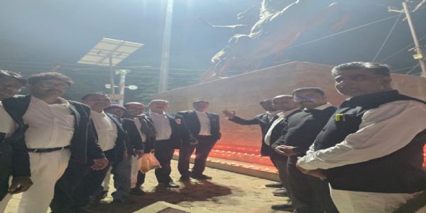 महारानी लक्ष्मीबाई की 197वीं जयंती पर अधिवक्ताओं ने जलाए 197 दीप, कविता पाठ