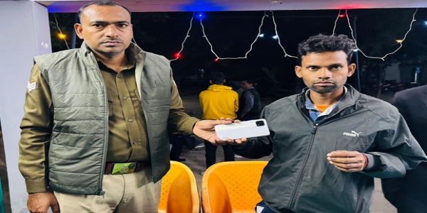 साइबर पुलिस बनी मददगार- ऑनलाइन ठगी के 40 हजार और गुम हुआ मोबाइल पीड़ित को वापस दिलाई