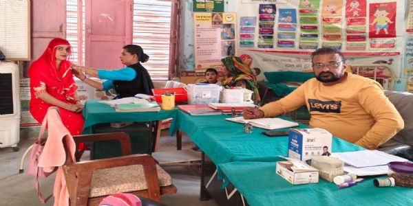 जींद : स्वास्थ्यकर्मियों ने काले बिल्ले लगा किया टीकाकरण