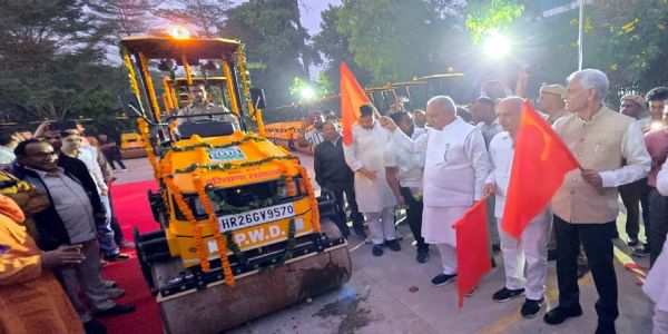 गुरुग्राम: पीडब्ल्यूडी विभाग को मिले 26 रोड रोलर को मंत्री गंगवा ने दिखाई झंडी