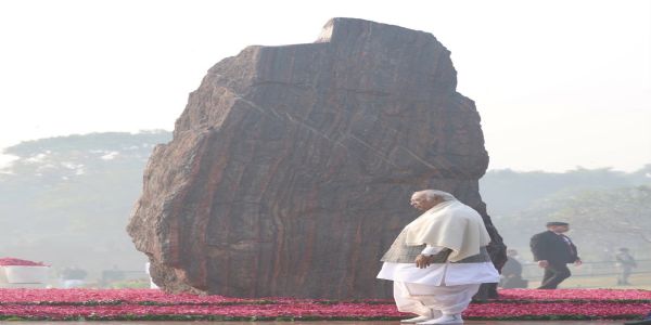 कांग्रेस नेताओं ने शक्ति स्थल पहुंच दी इंदिरा गांधी को श्रद्धांजलि