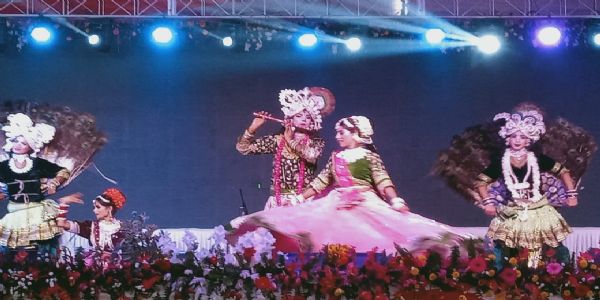 महादेवा महोत्सव में मयूर नृत्य और फूलों की होली ने बांधा समां